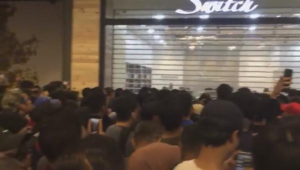马来西亚苹果店300元清iPhone 5s库存：引万人排队