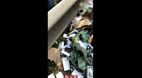 广西货车意外翻车：iPhone X手机撒一地....