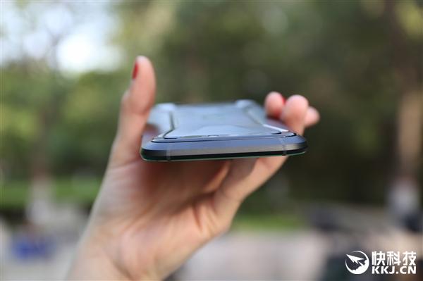 黑鲨游戏手机开箱图赏：一体式液冷/造型拉风