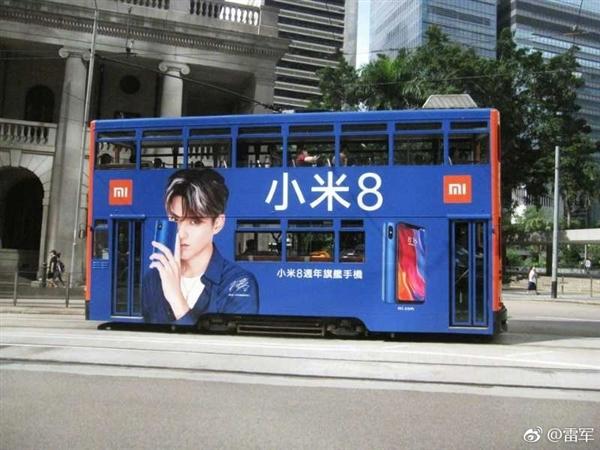 雷军于香港街头拍下趣图：巴士全身涂装小米8宣传海报