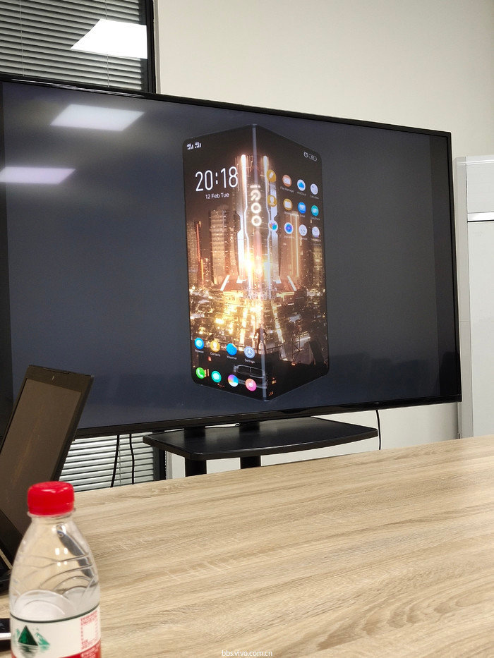 vivo子品牌iQOO首款手机曝光：竟是折叠屏