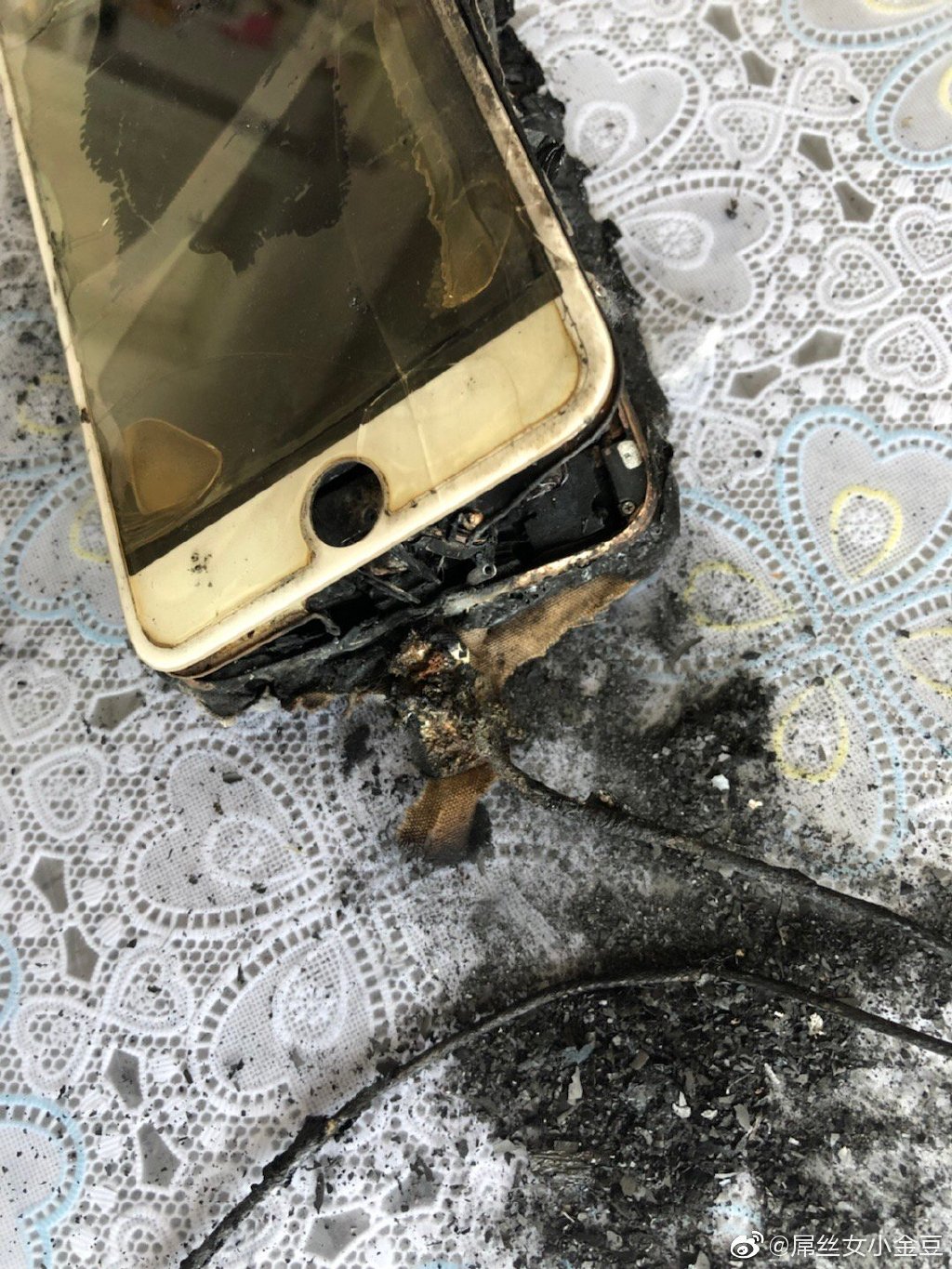 iPhone自燃烧毁卧室 用户微博维权