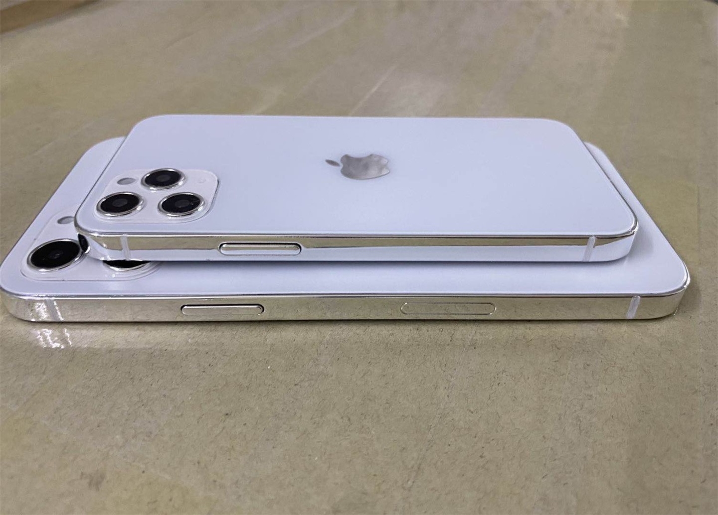 iPhone 12全系机模曝光：苹果突然良心了？