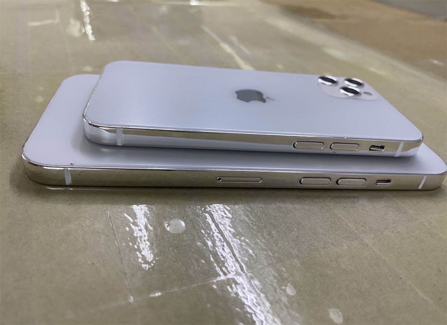 iPhone 12全系机模曝光：苹果突然良心了？