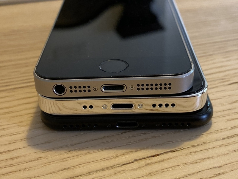 5.4寸iPhone 12机模曝光：真比iPhone 7还小