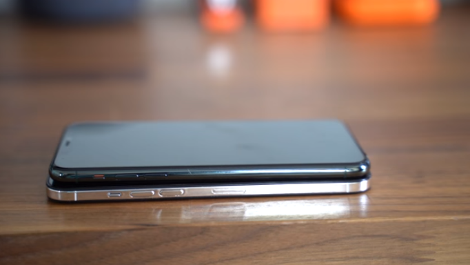 iPhone 12机模上手：边框暗藏玄机