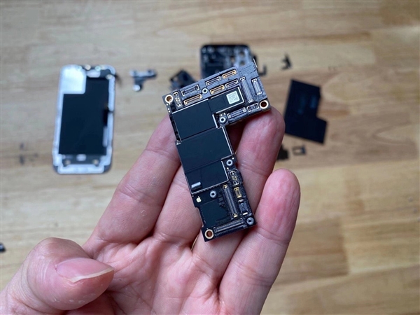 iPhone 12 Pro Max高清拆解照曝光 L形电池亮眼