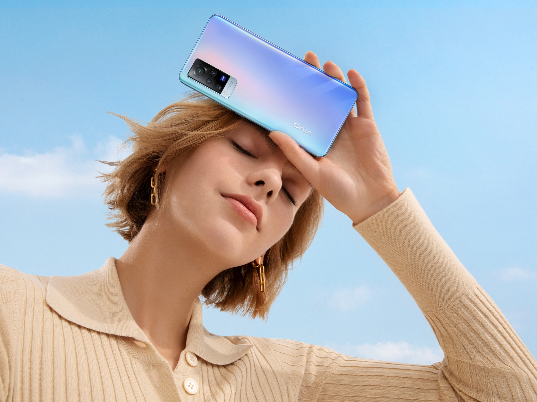vivo X60定妆照公布：中置打孔屏