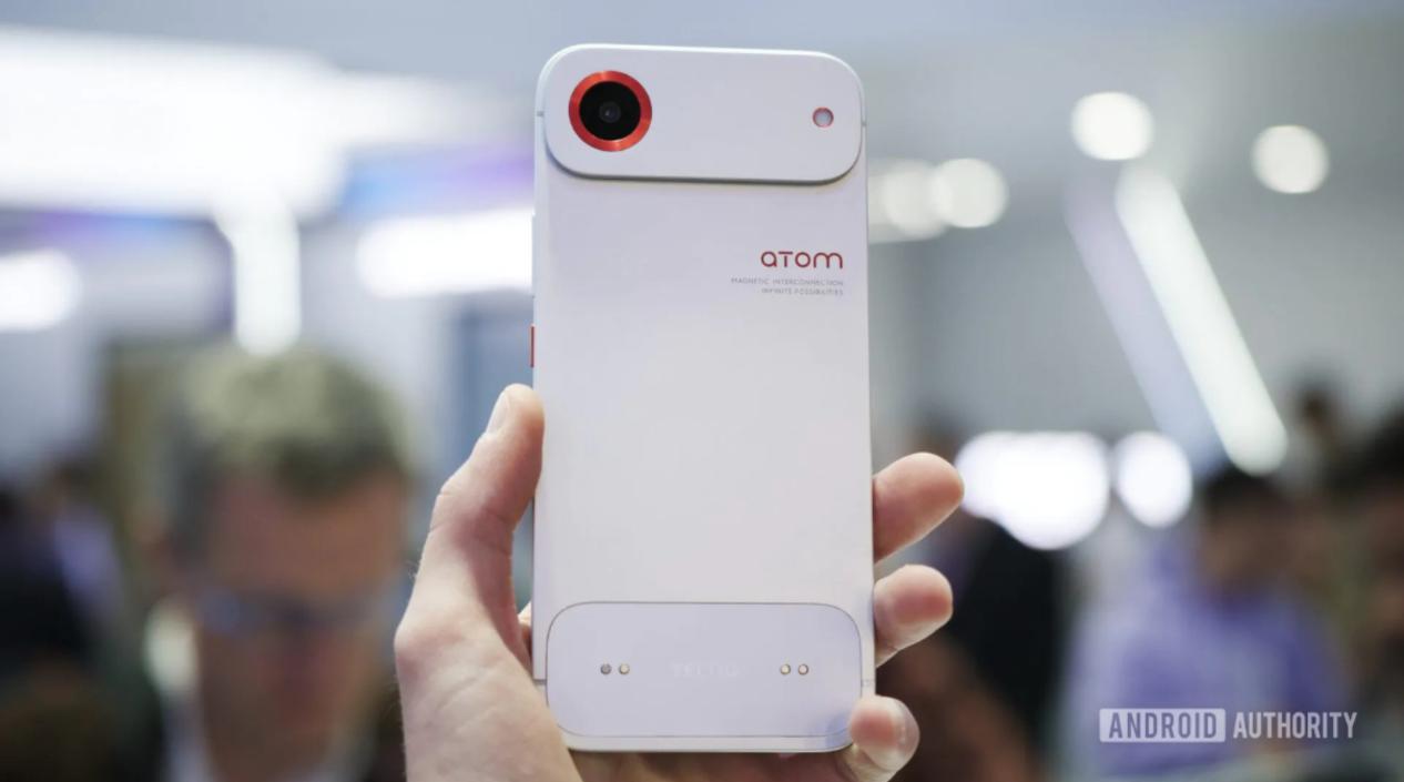TECNO在MWC 2026展示4.9毫米模块化概念机 以磁吸扩展模块应对超薄机身功能限制