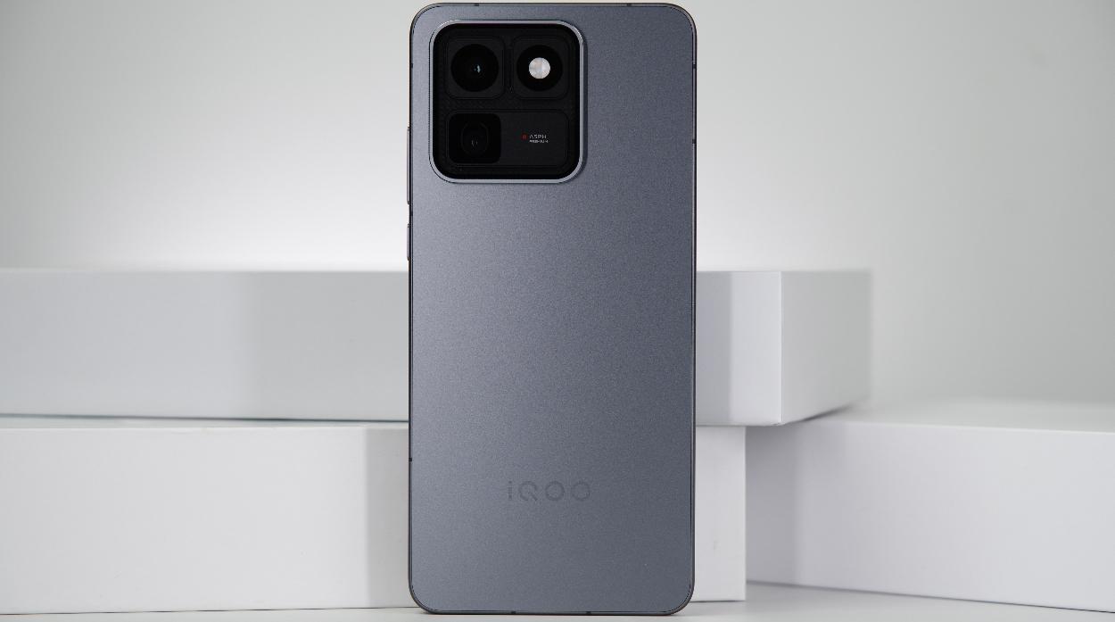 iQOO 15T评测：性能满血，视效超强